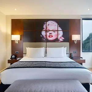 Hotel Celebrities ****